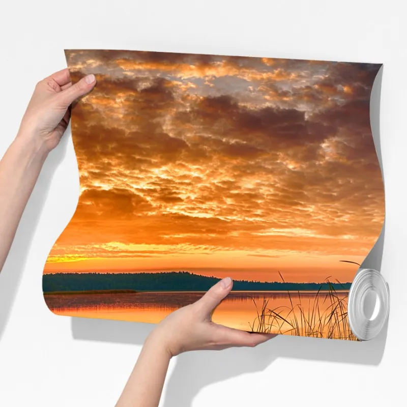 Fototapeta wschód słońca nad spokojnym jeziorem z drewnianym pomostem – Wallissimo® Fototapeta wschód słońca nad spokojnym jeziorem z drewnianym pomostem – Wallissimo®