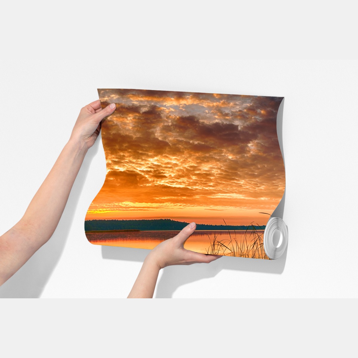 Fototapeta wschód słońca nad spokojnym jeziorem z drewnianym pomostem – Wallissimo® Fototapeta wschód słońca nad spokojnym jeziorem z drewnianym pomostem – Wallissimo®