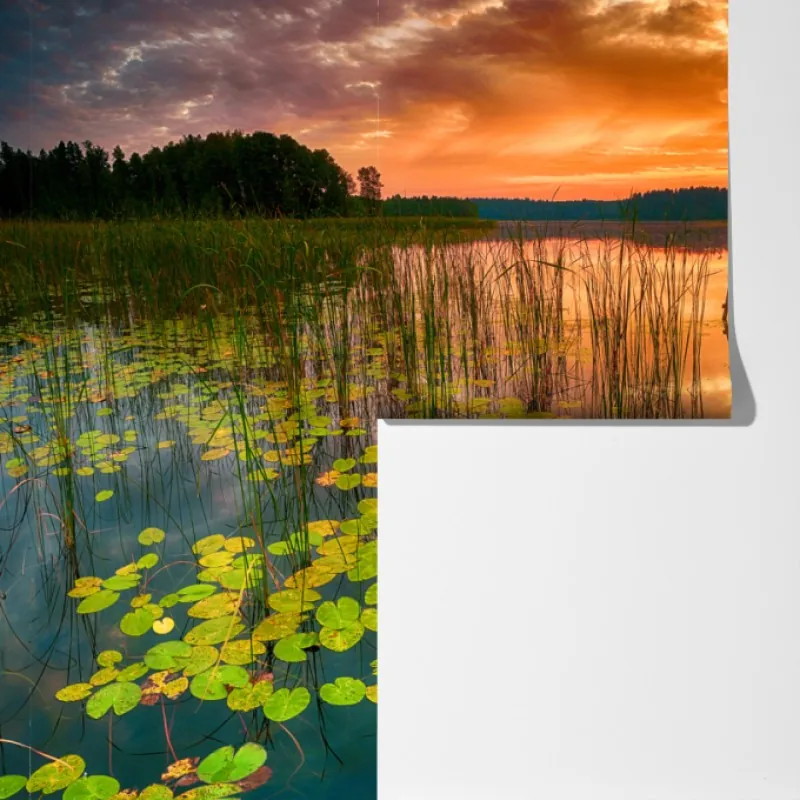 Fototapeta wschód słońca nad spokojnym jeziorem z drewnianym pomostem – Wallissimo® Fototapeta wschód słońca nad spokojnym jeziorem z drewnianym pomostem – Wallissimo®