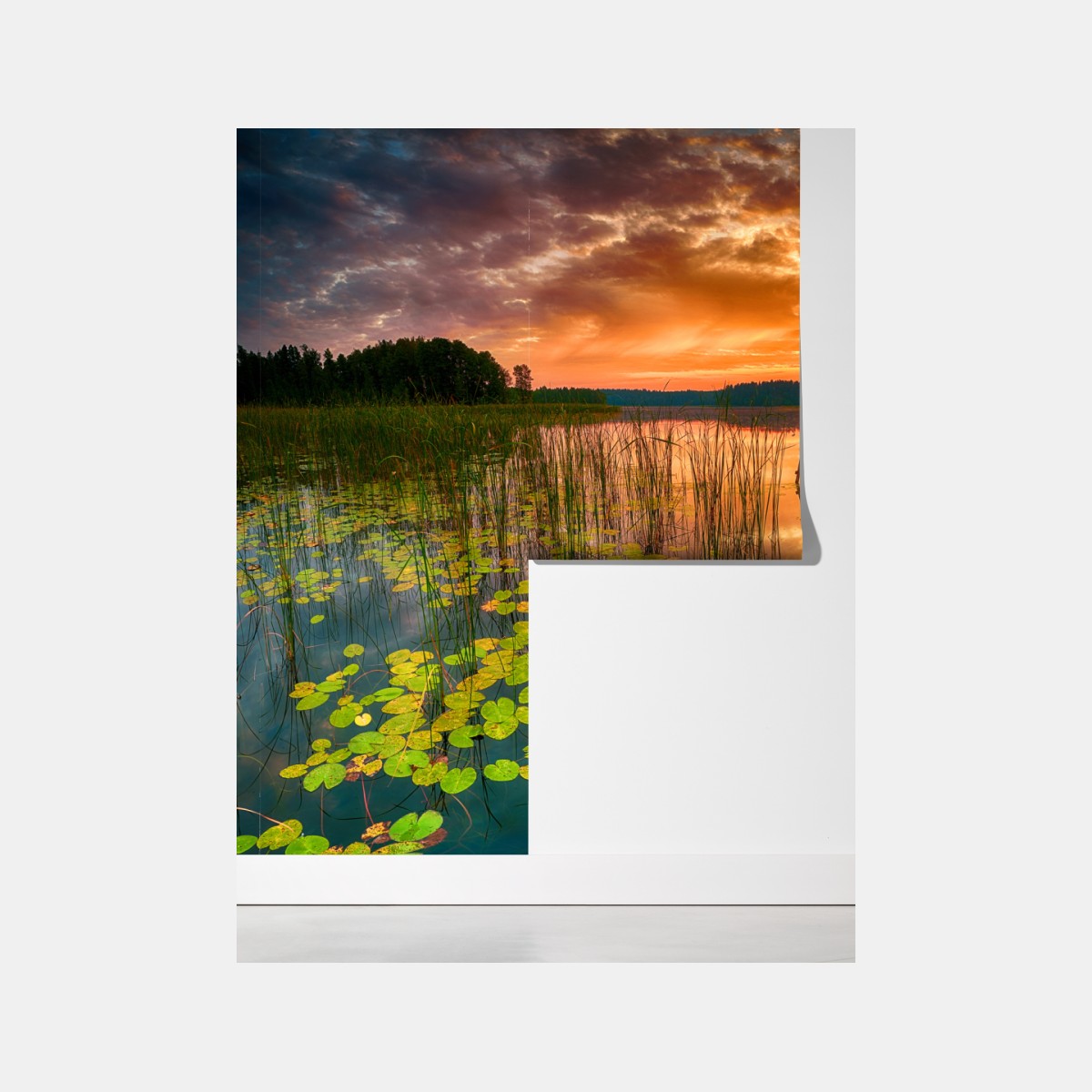 Fototapeta wschód słońca nad spokojnym jeziorem z drewnianym pomostem – Wallissimo® Fototapeta wschód słońca nad spokojnym jeziorem z drewnianym pomostem – Wallissimo®