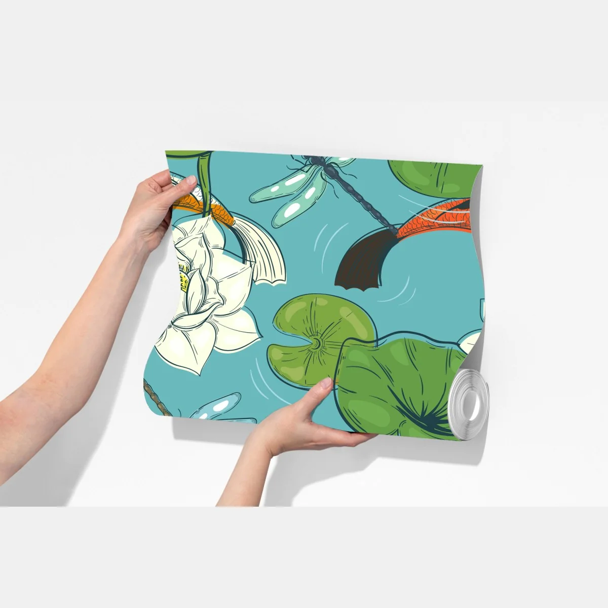 Fototapeta koi, lilie wodne i ważki na błękitnym stawie – Wallissimo® Fototapeta koi, lilie wodne i ważki na błękitnym stawie – Wallissimo®