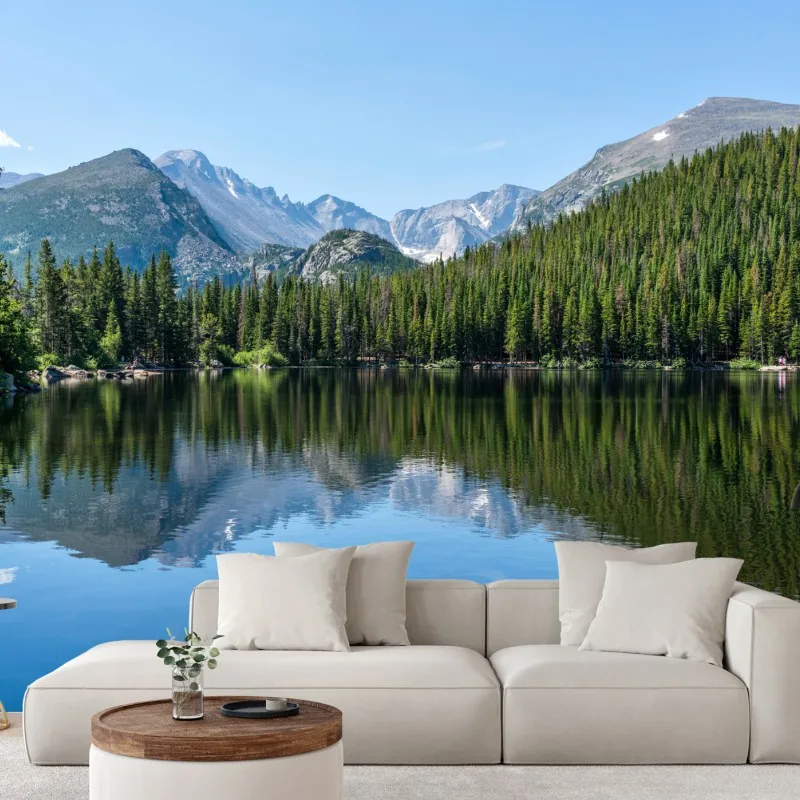 Fototapeta górskie jezioro z odbiciem lasu i szczytów