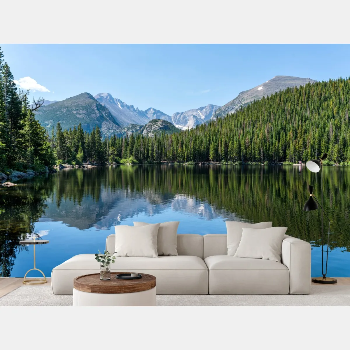 Fototapeta górskie jezioro z odbiciem lasu i szczytów – Wallissimo® Fototapeta górskie jezioro z odbiciem lasu i szczytów – Wallissimo®