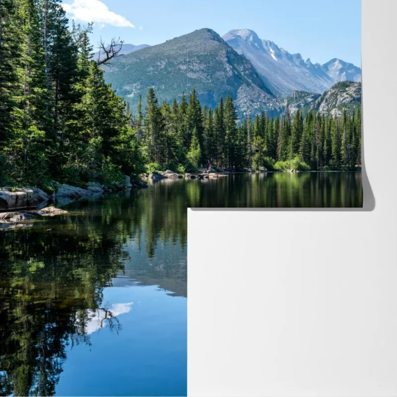 Fototapeta górskie jezioro z odbiciem lasu i szczytów – Wallissimo® Fototapeta górskie jezioro z odbiciem lasu i szczytów – Wallissimo®