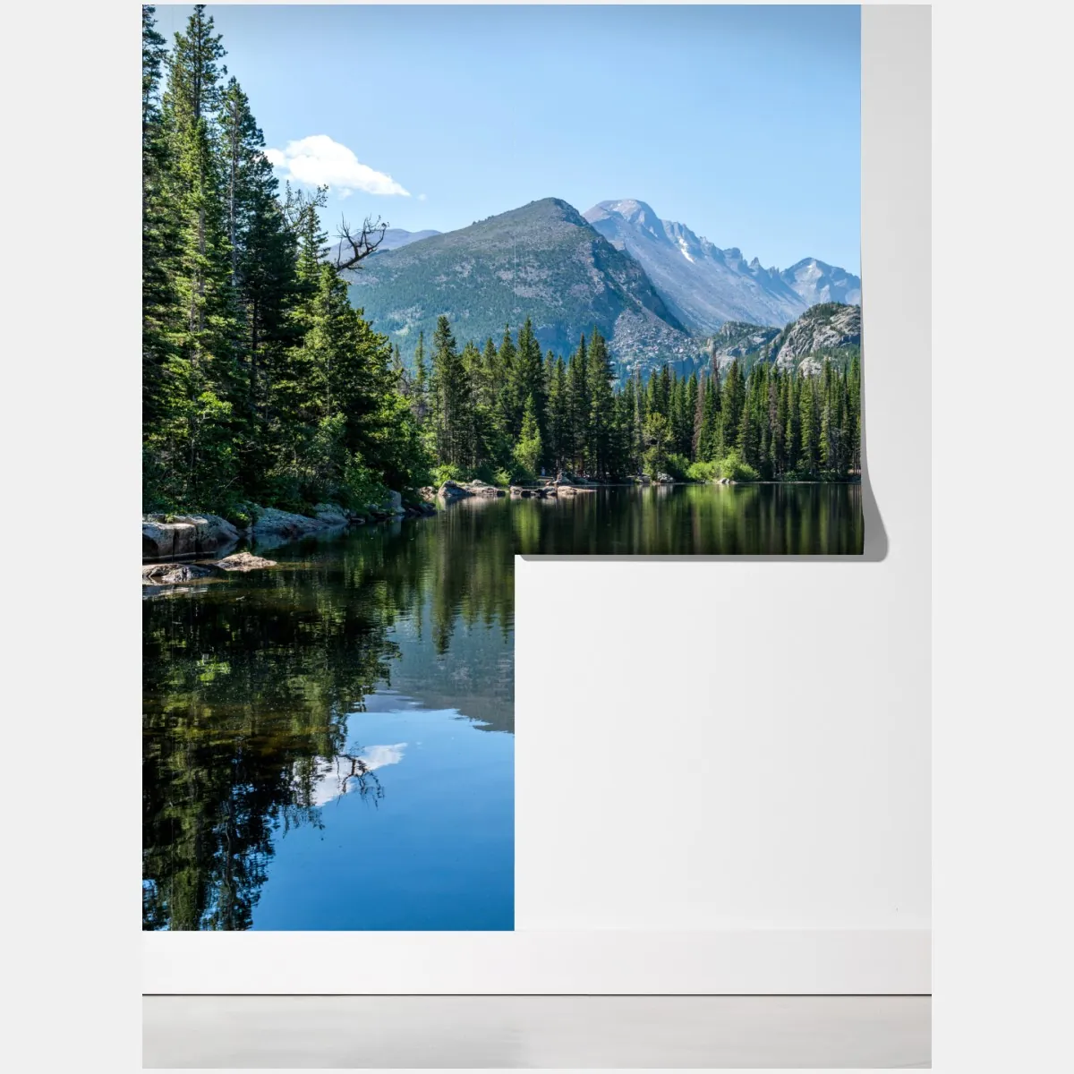 Fototapeta górskie jezioro z odbiciem lasu i szczytów – Wallissimo® Fototapeta górskie jezioro z odbiciem lasu i szczytów – Wallissimo®