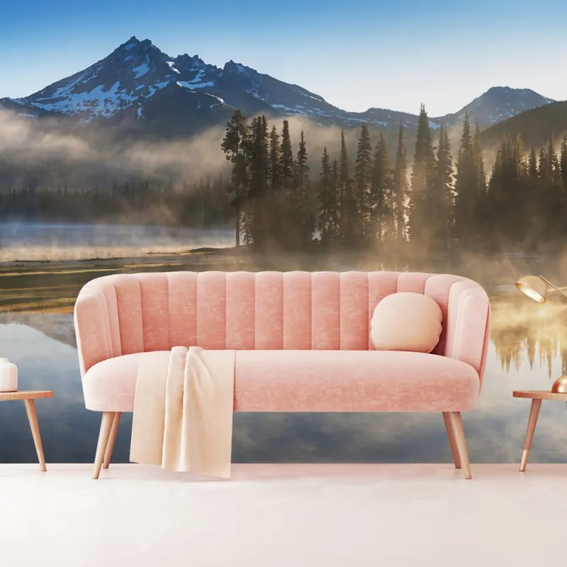 Fototapeta mglista góra odbita w jeziorze o świcie