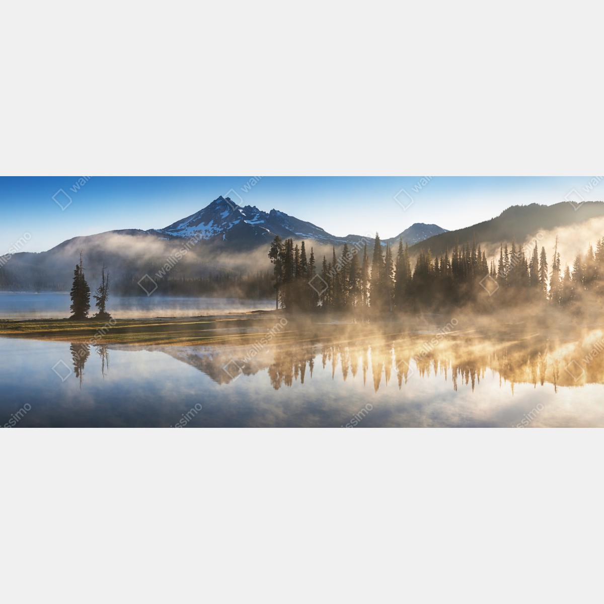 Fototapeta mglista góra odbita w jeziorze o świcie – Wallissimo® Fototapeta mglista góra odbita w jeziorze o świcie – Wallissimo®