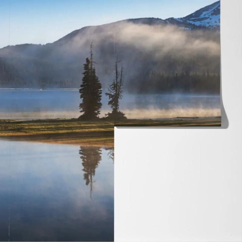 Fototapeta mglista góra odbita w jeziorze o świcie – Wallissimo® Fototapeta mglista góra odbita w jeziorze o świcie – Wallissimo®