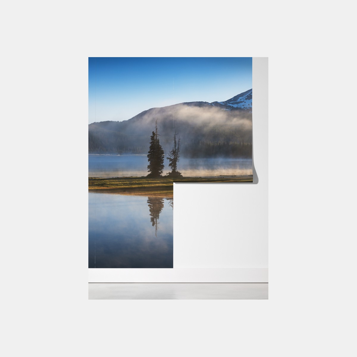 Fototapeta mglista góra odbita w jeziorze o świcie – Wallissimo® Fototapeta mglista góra odbita w jeziorze o świcie – Wallissimo®