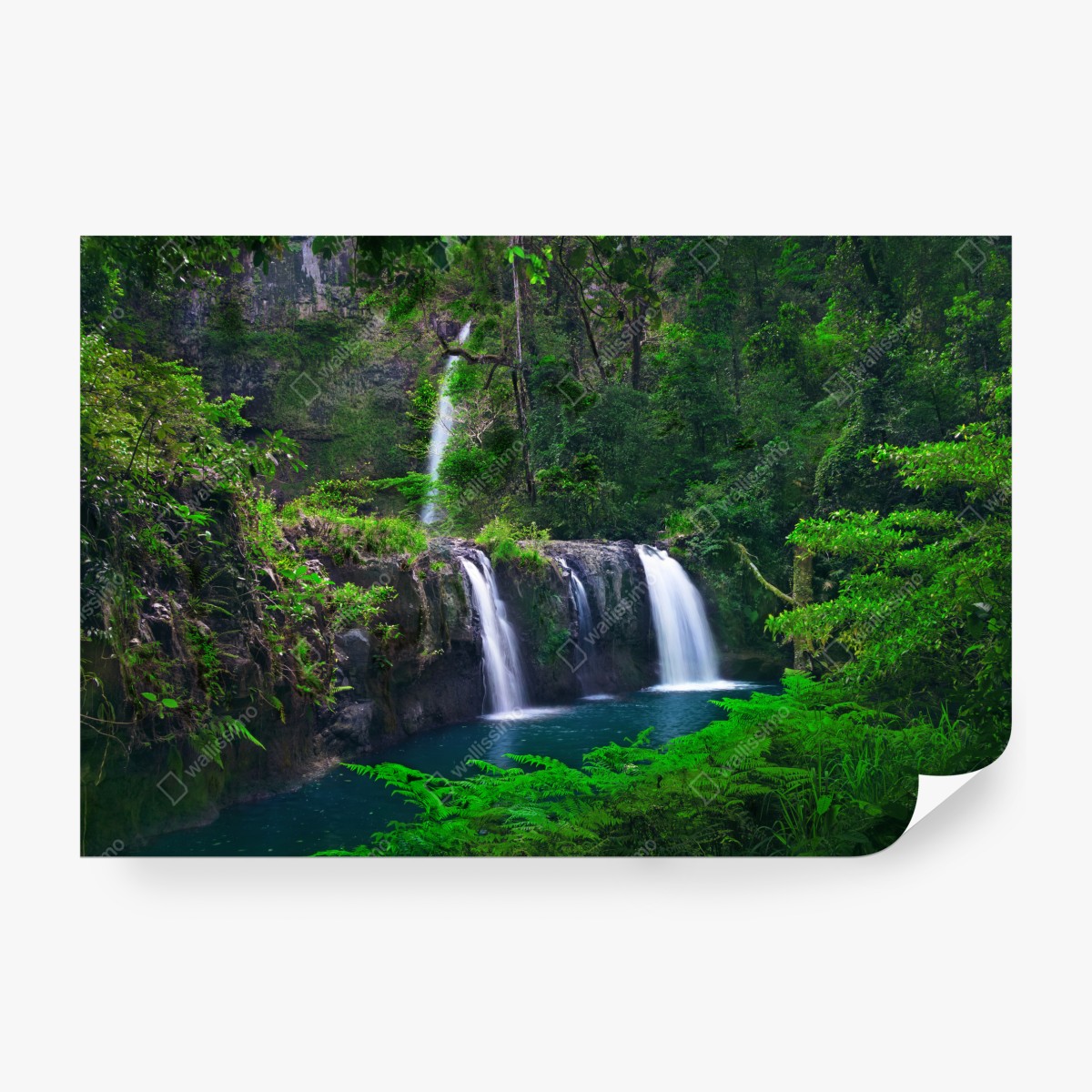 Fototapeta uspokajający wodospad w szmaragdowym lesie – Wallissimo® Fototapeta uspokajający wodospad w szmaragdowym lesie – Wallissimo®