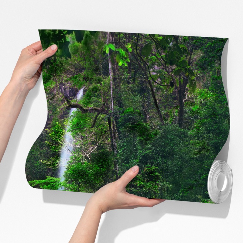 Fototapeta uspokajający wodospad w szmaragdowym lesie – Wallissimo® Fototapeta uspokajający wodospad w szmaragdowym lesie – Wallissimo®