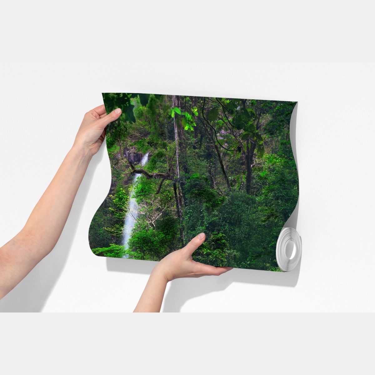 Fototapeta uspokajający wodospad w szmaragdowym lesie – Wallissimo® Fototapeta uspokajający wodospad w szmaragdowym lesie – Wallissimo®