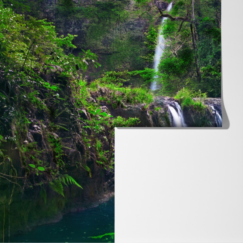 Fototapeta uspokajający wodospad w szmaragdowym lesie – Wallissimo® Fototapeta uspokajający wodospad w szmaragdowym lesie – Wallissimo®