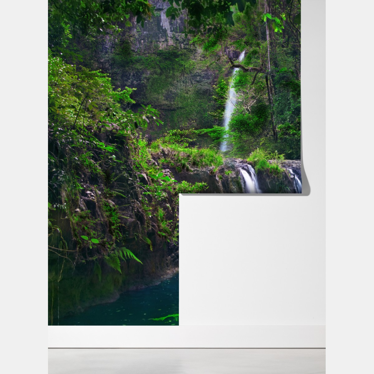 Fototapeta uspokajający wodospad w szmaragdowym lesie – Wallissimo® Fototapeta uspokajający wodospad w szmaragdowym lesie – Wallissimo®