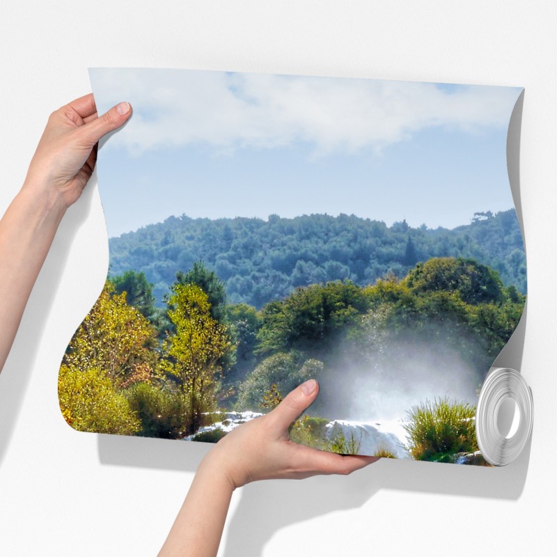 Fototapeta kaskadowy wodospad w bujnym lesie – Wallissimo® Fototapeta kaskadowy wodospad w bujnym lesie – Wallissimo®