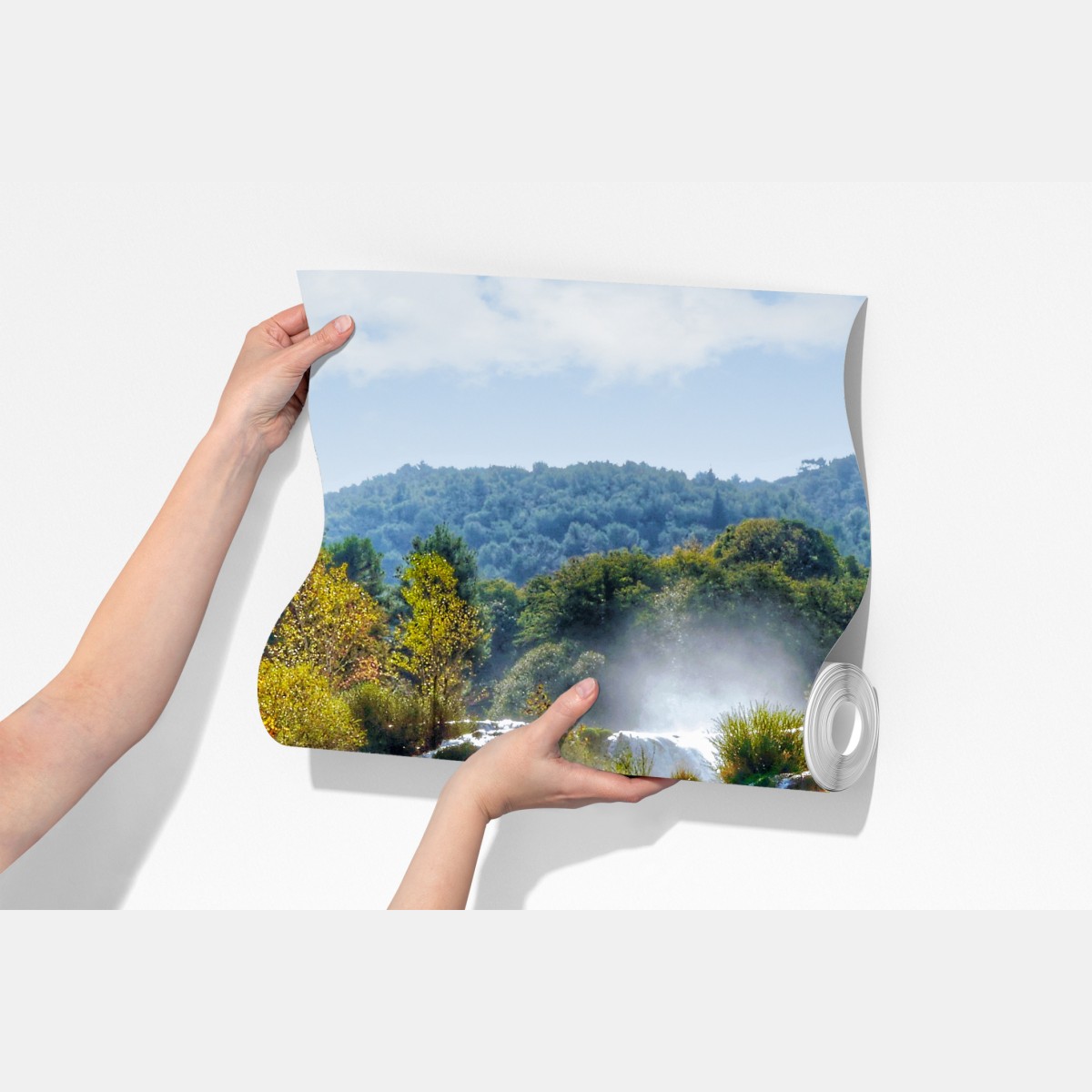 Fototapeta kaskadowy wodospad w bujnym lesie – Wallissimo® Fototapeta kaskadowy wodospad w bujnym lesie – Wallissimo®