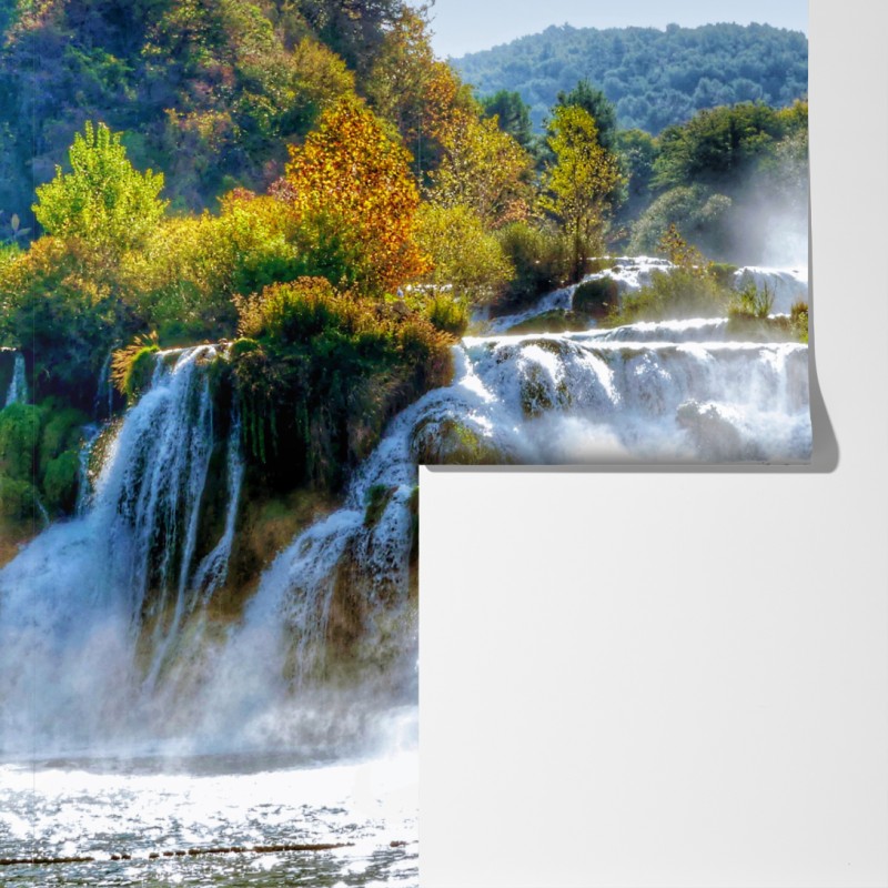 Fototapeta kaskadowy wodospad w bujnym lesie – Wallissimo® Fototapeta kaskadowy wodospad w bujnym lesie – Wallissimo®