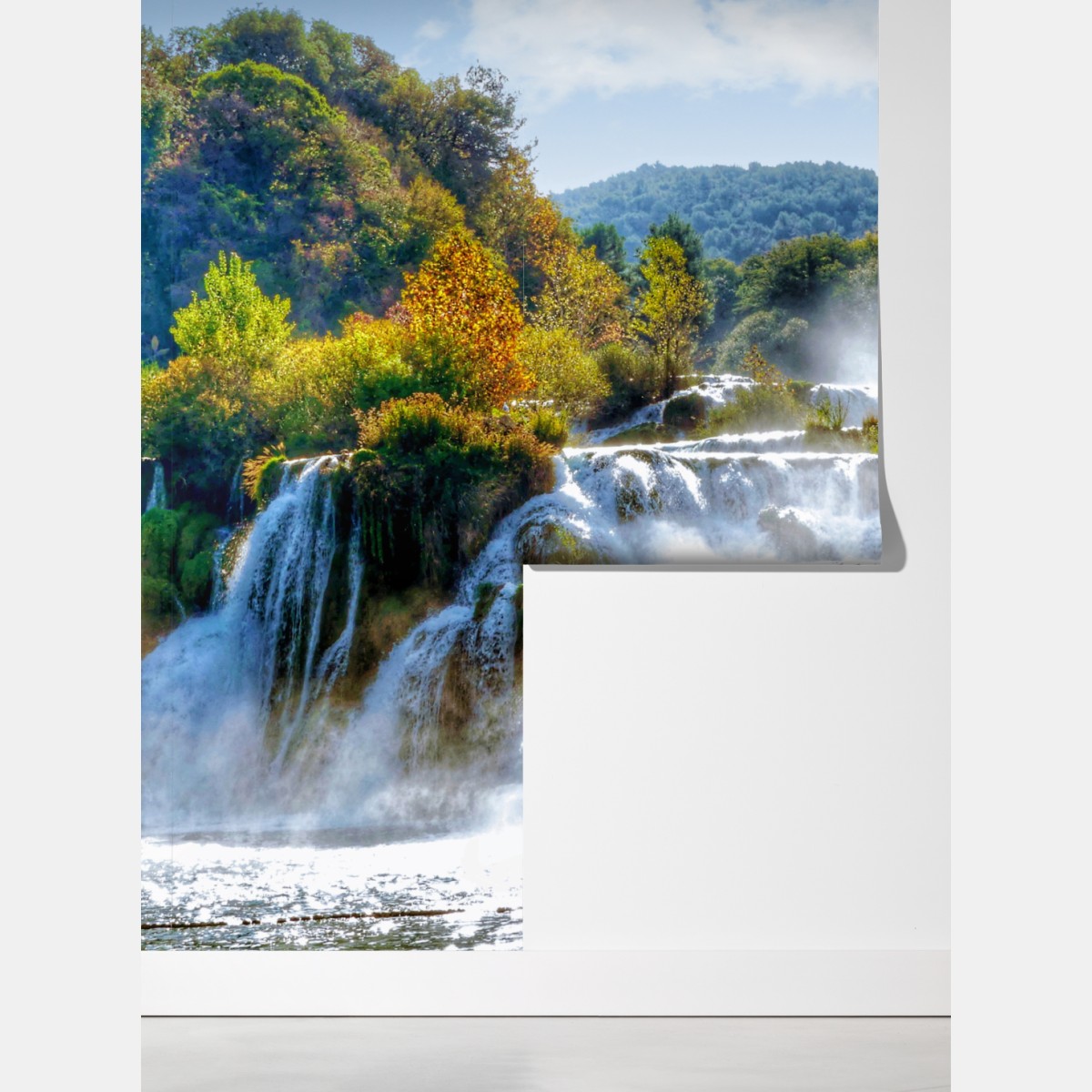 Fototapeta kaskadowy wodospad w bujnym lesie – Wallissimo® Fototapeta kaskadowy wodospad w bujnym lesie – Wallissimo®