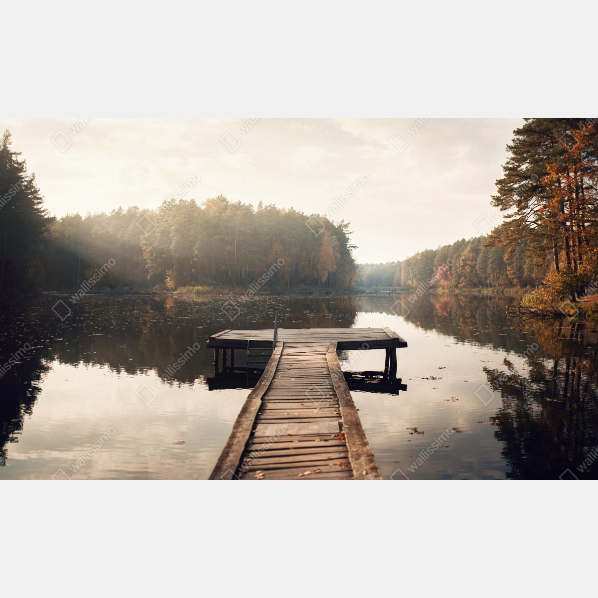 Fototapeta jesienne przedpołudnie nad jeziorem z pomostem – Wallissimo® Fototapeta jesienne przedpołudnie nad jeziorem z pomostem – Wallissimo®