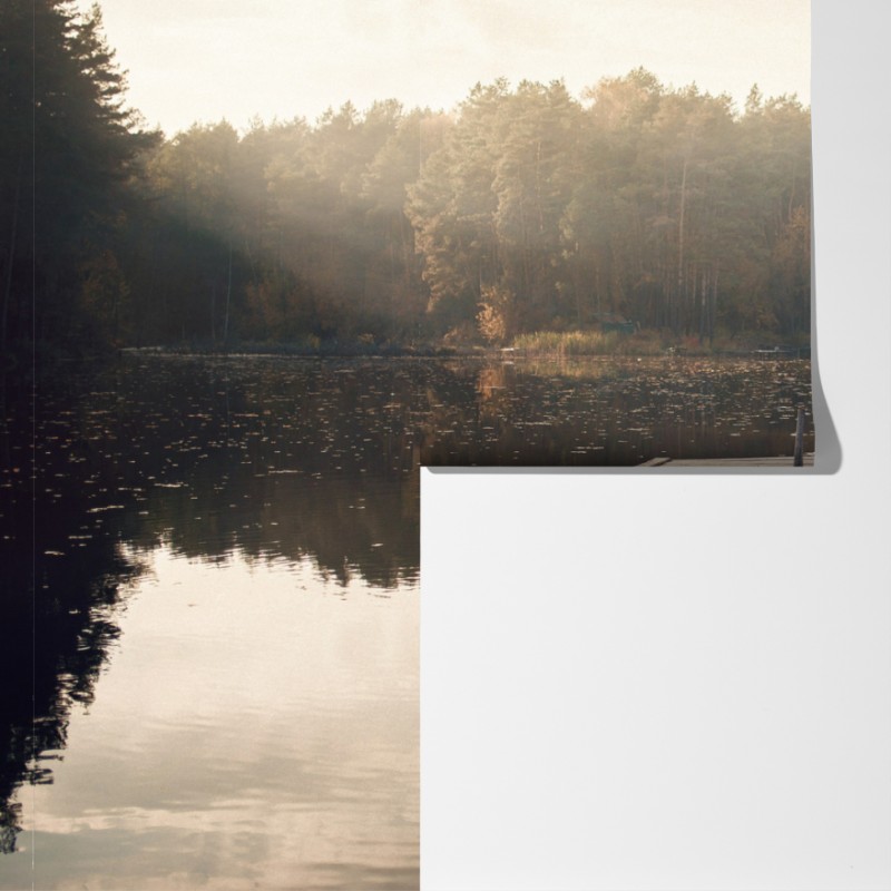 Fototapeta jesienne przedpołudnie nad jeziorem z pomostem – Wallissimo® Fototapeta jesienne przedpołudnie nad jeziorem z pomostem – Wallissimo®