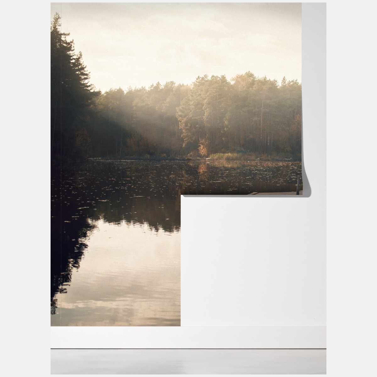 Fototapeta jesienne przedpołudnie nad jeziorem z pomostem – Wallissimo® Fototapeta jesienne przedpołudnie nad jeziorem z pomostem – Wallissimo®