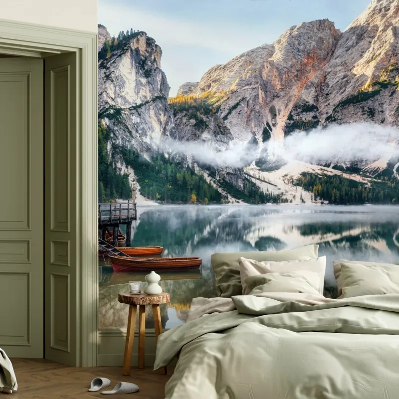 Fototapeta mgła nad alpejskim jeziorem – Wallissimo® Fototapeta mgła nad alpejskim jeziorem – Wallissimo®