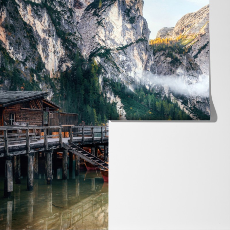 Fototapeta mgła nad alpejskim jeziorem – Wallissimo® Fototapeta mgła nad alpejskim jeziorem – Wallissimo®