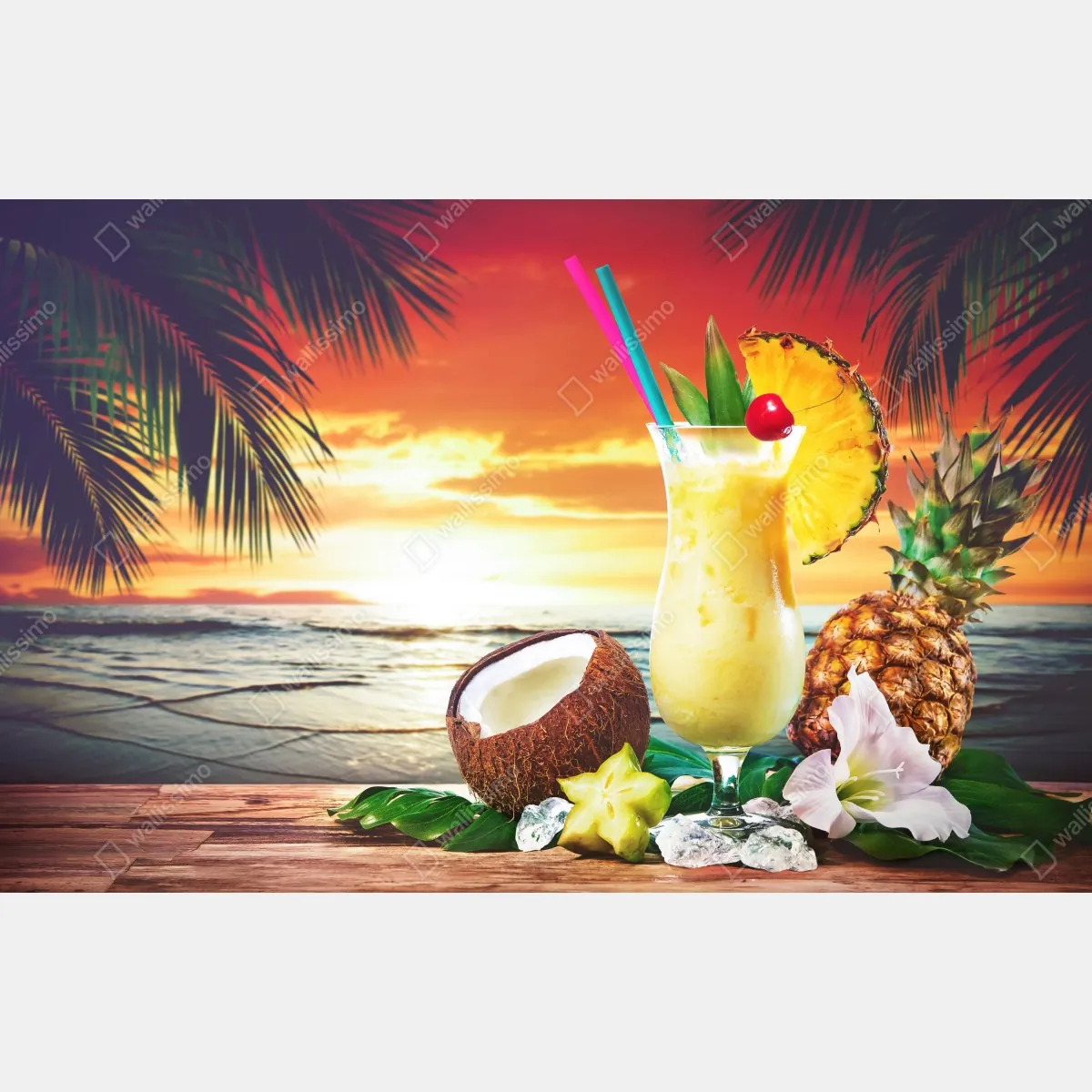 Fototapeta tropikalny zachód słońca na plaży z koktajlem – Wallissimo® Fototapeta tropikalny zachód słońca na plaży z koktajlem – Wallissimo®