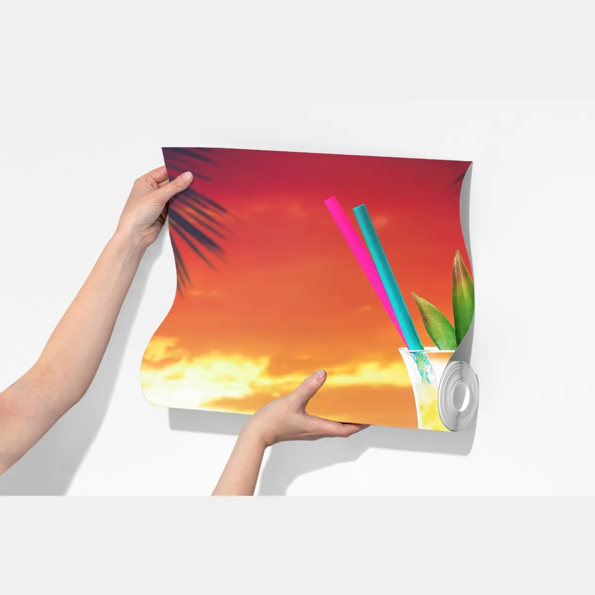 Fototapeta tropikalny zachód słońca na plaży z koktajlem – Wallissimo® Fototapeta tropikalny zachód słońca na plaży z koktajlem – Wallissimo®