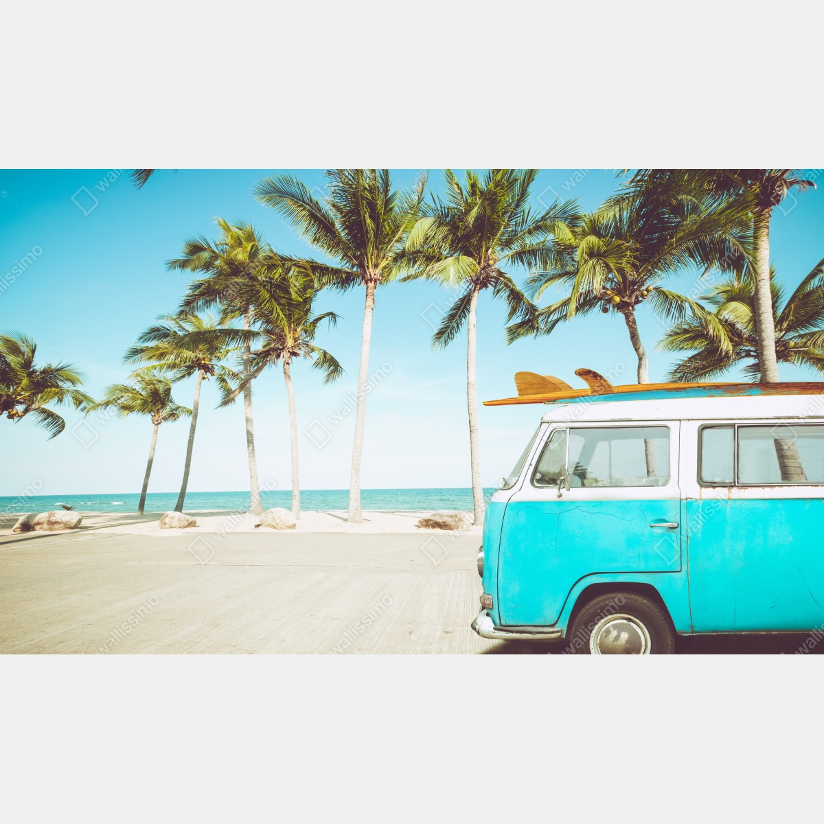 Fototapeta stary furgon z deską surfingową na tropikalnej plaży – Wallissimo® Fototapeta stary furgon z deską surfingową na tropikalnej plaży – Wallissimo®