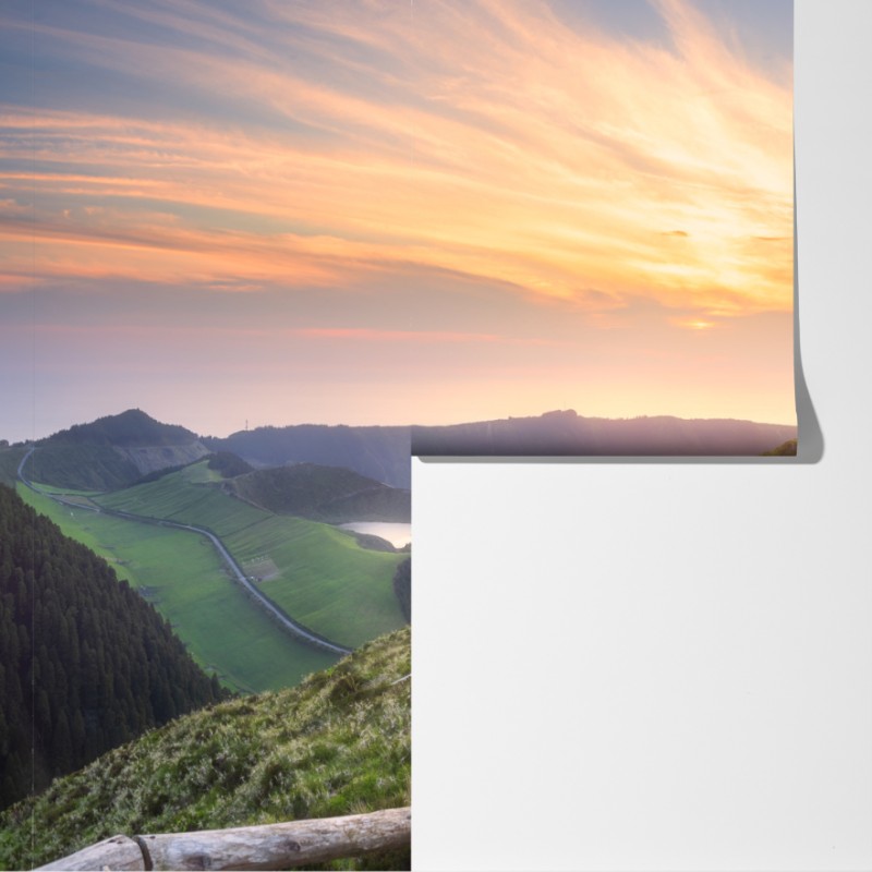 Fototapeta ścieżka na grzbiecie górskim przy zachodzie słońca nad jeziorem – Wallissimo® Fototapeta ścieżka na grzbiecie górskim przy zachodzie słońca nad jeziorem – Wallissimo®