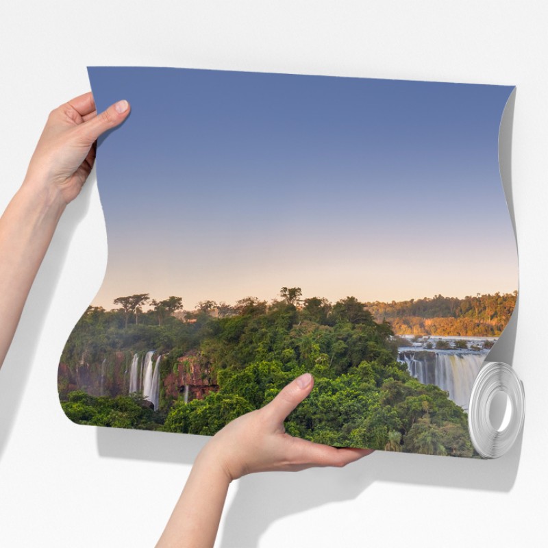 Fototapeta mglista panorama wodospadów w bujnym lesie – Wallissimo® Fototapeta mglista panorama wodospadów w bujnym lesie – Wallissimo®