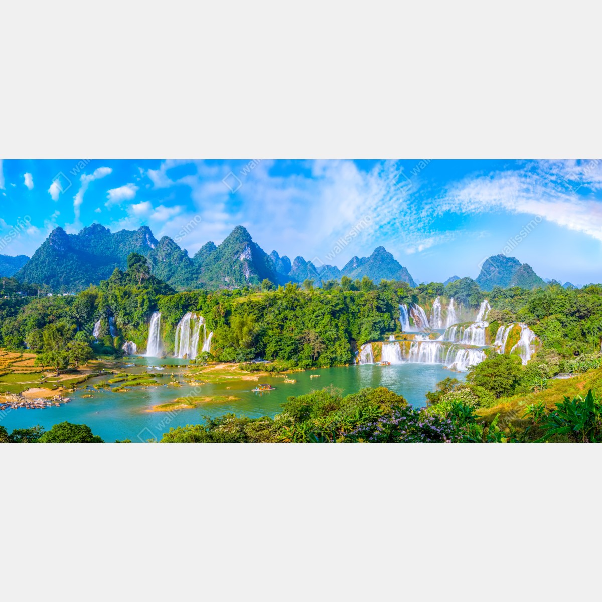 Fototapeta bujna panorama wodospadu z wapiennymi górami – Wallissimo® Fototapeta bujna panorama wodospadu z wapiennymi górami – Wallissimo®