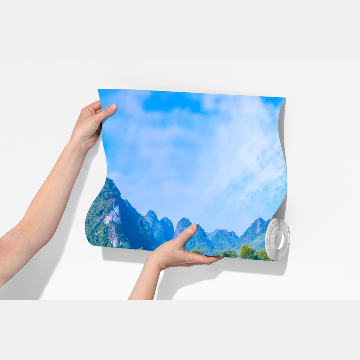 Fototapeta bujna panorama wodospadu z wapiennymi górami – Wallissimo® Fototapeta bujna panorama wodospadu z wapiennymi górami – Wallissimo®