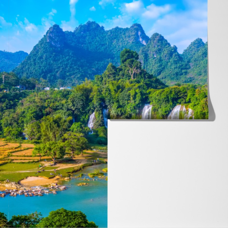 Fototapeta bujna panorama wodospadu z wapiennymi górami – Wallissimo® Fototapeta bujna panorama wodospadu z wapiennymi górami – Wallissimo®