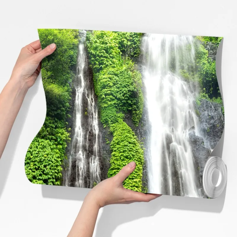 Fototapeta spokojny wodospad w szmaragdowym lesie – Wallissimo® Fototapeta spokojny wodospad w szmaragdowym lesie – Wallissimo®