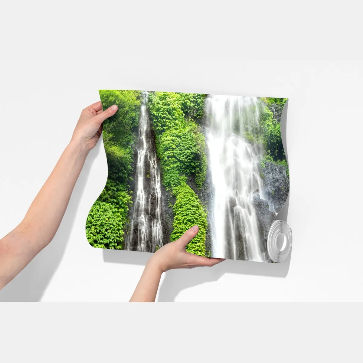 Fototapeta spokojny wodospad w szmaragdowym lesie – Wallissimo® Fototapeta spokojny wodospad w szmaragdowym lesie – Wallissimo®