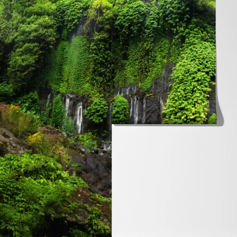 Fototapeta spokojny wodospad w szmaragdowym lesie – Wallissimo® Fototapeta spokojny wodospad w szmaragdowym lesie – Wallissimo®