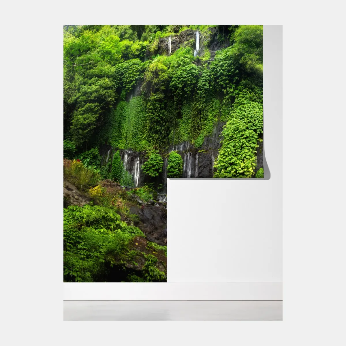 Fototapeta spokojny wodospad w szmaragdowym lesie – Wallissimo® Fototapeta spokojny wodospad w szmaragdowym lesie – Wallissimo®