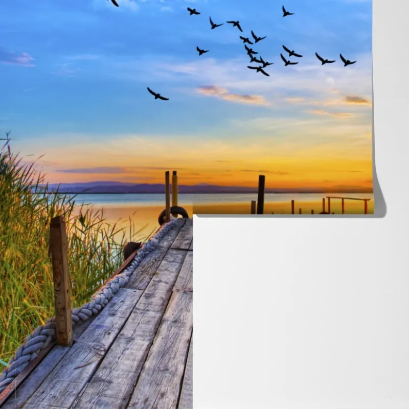 Fototapeta zachód słońca nad jeziorem z łodzią przy pomoście – Wallissimo® Fototapeta zachód słońca nad jeziorem z łodzią przy pomoście – Wallissimo®