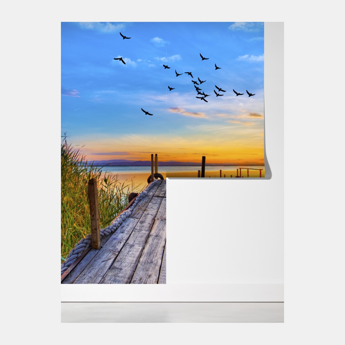 Fototapeta zachód słońca nad jeziorem z łodzią przy pomoście – Wallissimo® Fototapeta zachód słońca nad jeziorem z łodzią przy pomoście – Wallissimo®