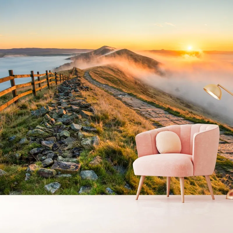 Fototapeta wschód słońca nad mglistym grzbietem z kamienną ścieżką