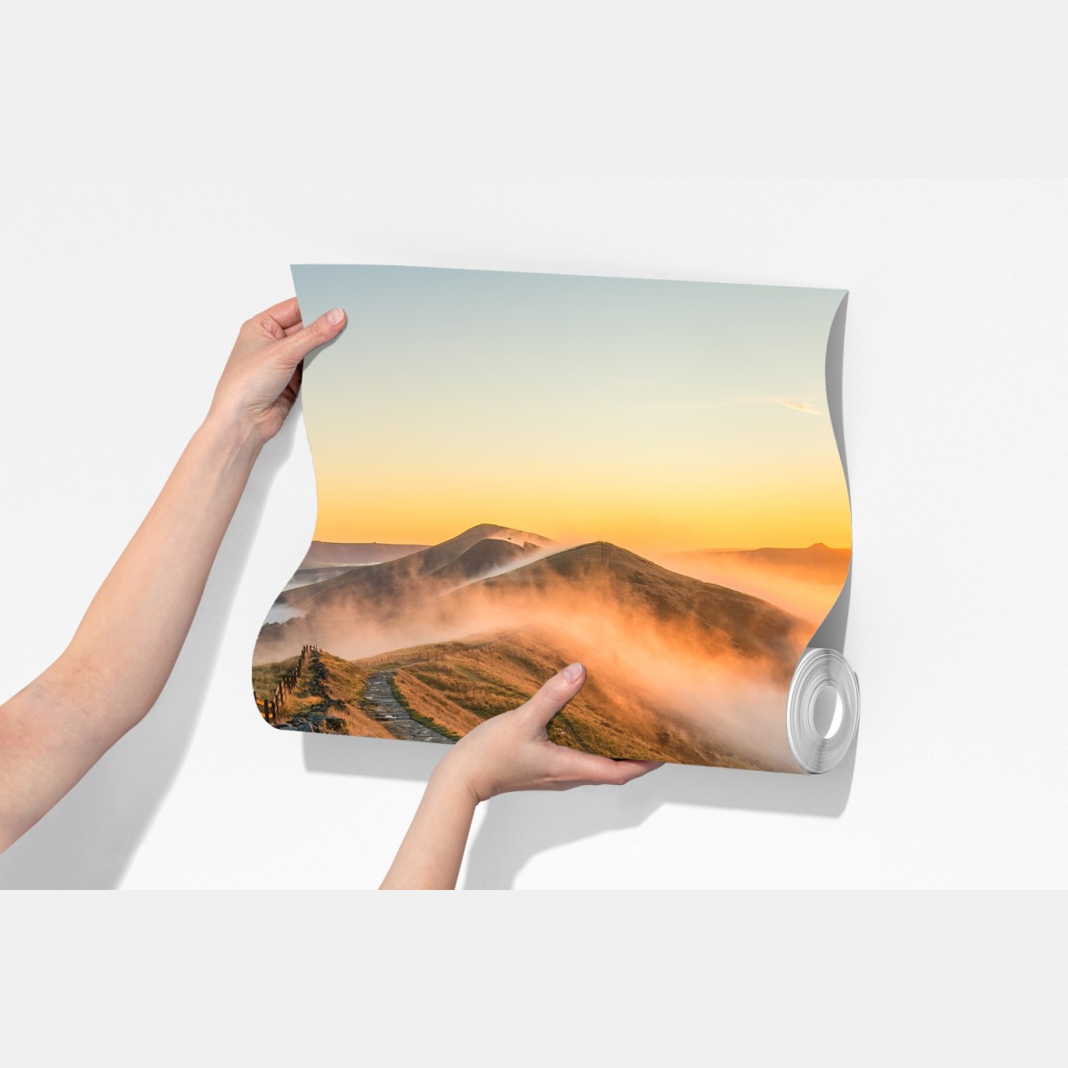 Fototapeta wschód słońca nad mglistym grzbietem z kamienną ścieżką – Wallissimo® Fototapeta wschód słońca nad mglistym grzbietem z kamienną ścieżką – Wallissimo®