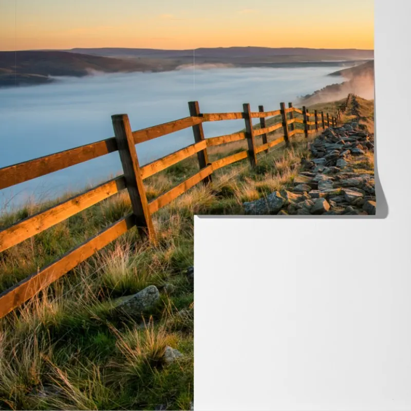 Fototapeta wschód słońca nad mglistym grzbietem z kamienną ścieżką – Wallissimo® Fototapeta wschód słońca nad mglistym grzbietem z kamienną ścieżką – Wallissimo®