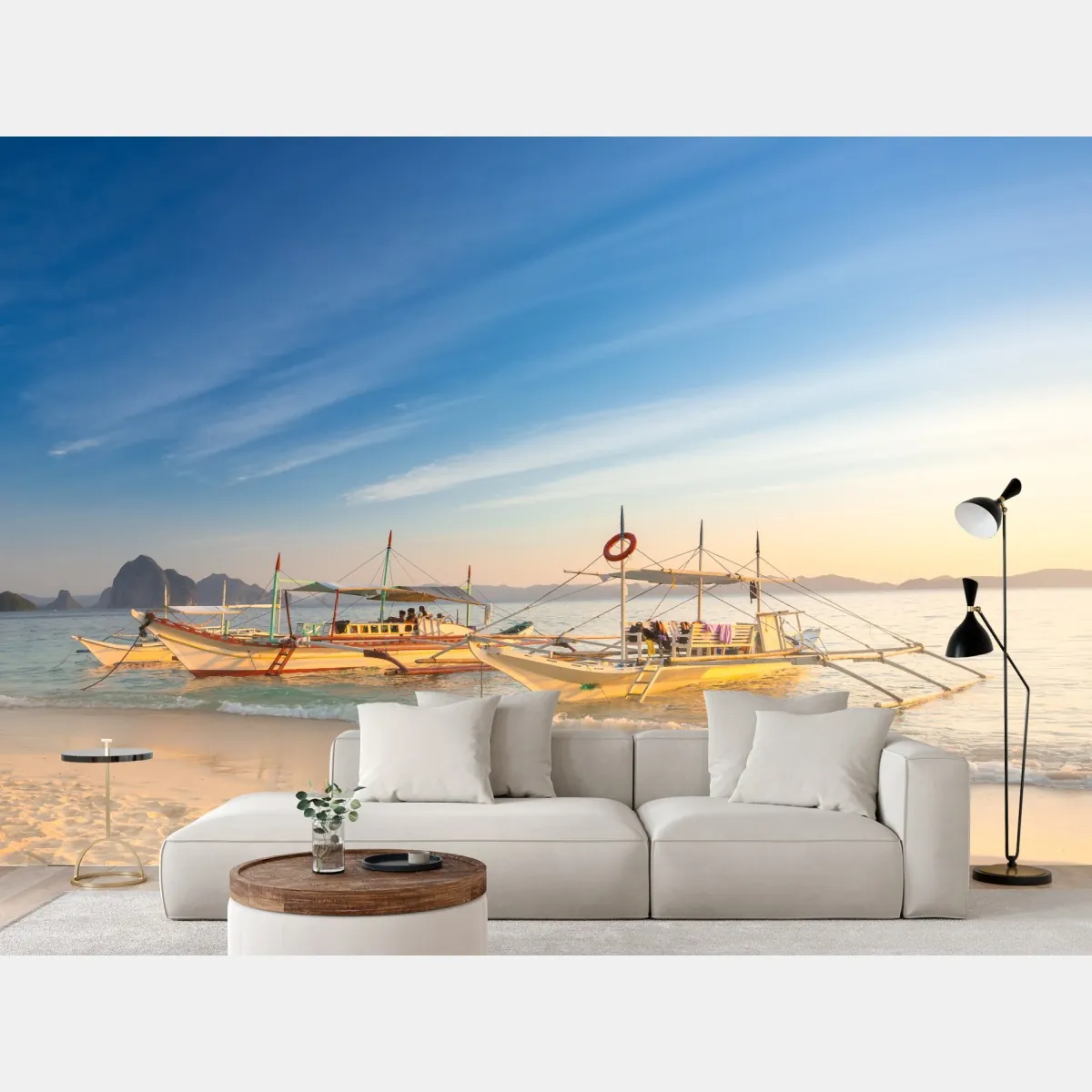 Fototapeta tropikalna plaża o zachodzie słońca z łodziami – Wallissimo® Fototapeta tropikalna plaża o zachodzie słońca z łodziami – Wallissimo®