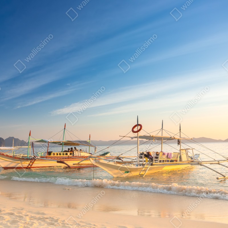 Fototapeta tropikalna plaża o zachodzie słońca z łodziami – Wallissimo® Fototapeta tropikalna plaża o zachodzie słońca z łodziami – Wallissimo®