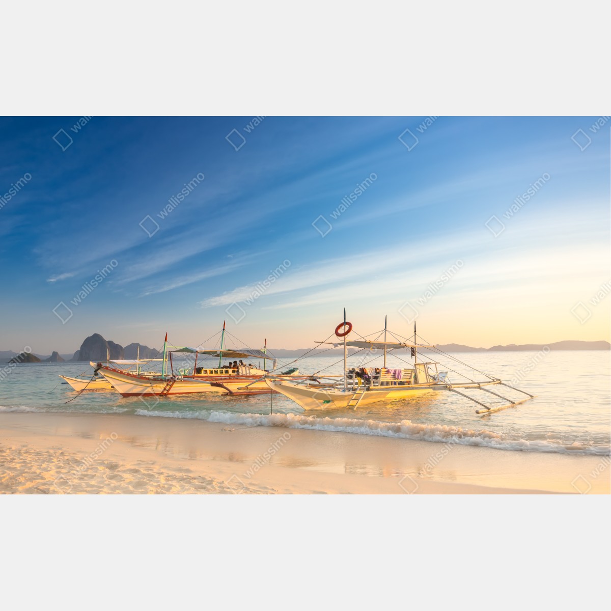 Fototapeta tropikalna plaża o zachodzie słońca z łodziami – Wallissimo® Fototapeta tropikalna plaża o zachodzie słońca z łodziami – Wallissimo®