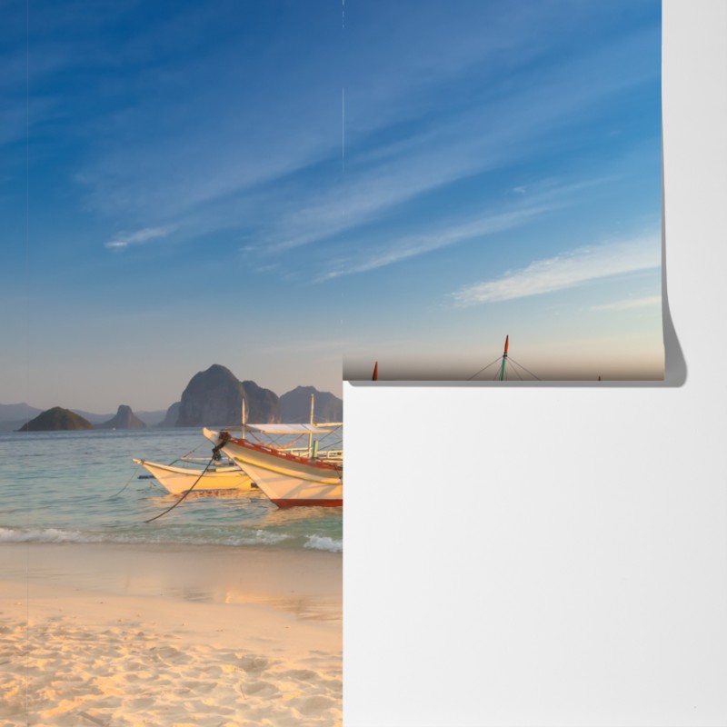 Fototapeta tropikalna plaża o zachodzie słońca z łodziami – Wallissimo® Fototapeta tropikalna plaża o zachodzie słońca z łodziami – Wallissimo®