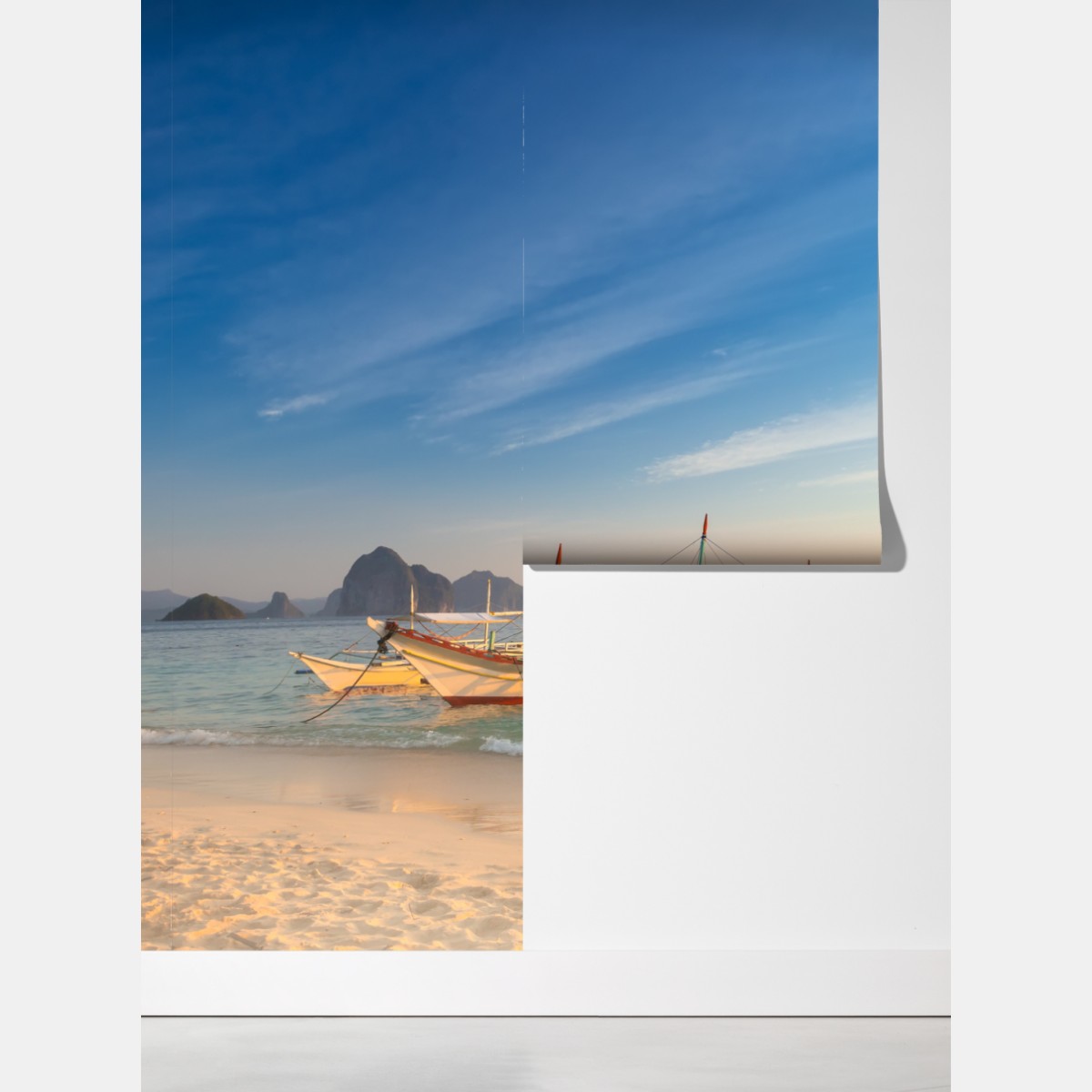 Fototapeta tropikalna plaża o zachodzie słońca z łodziami – Wallissimo® Fototapeta tropikalna plaża o zachodzie słońca z łodziami – Wallissimo®