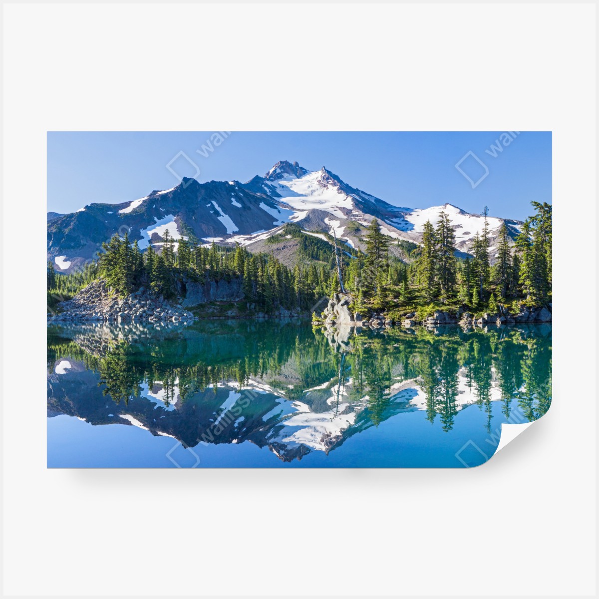 Fototapeta spokojne górskie jezioro z lustrzanym odbiciem – Wallissimo® Fototapeta spokojne górskie jezioro z lustrzanym odbiciem – Wallissimo®